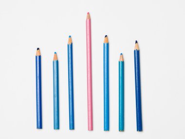 Altı mavi arasında bir pembe kalem