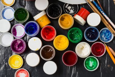  Bankalar, pensils ve fırçalar flo üzerinde farklı renklerde