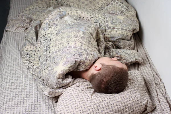 Dinlenme, rahatlama, yaşam tarzı - uyuyan genç adam — Stok fotoğraf