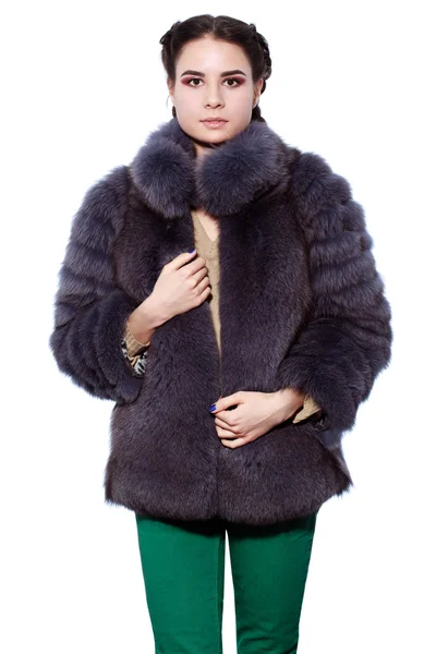Giovane donna bruna in pelliccia viola aa cappotto di volpe artica — Foto Stock