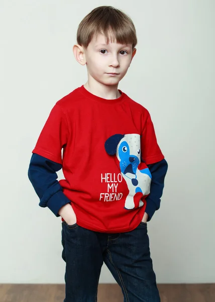 Little boy in a red shirt is staying in business pose, hands in — Stock Fotó