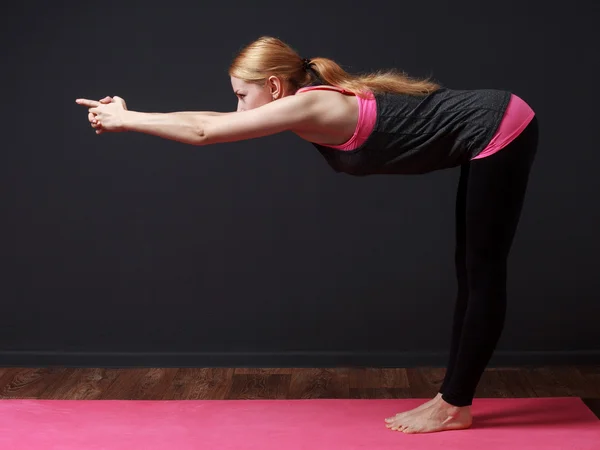 Yoga. Mujer rubia joven haciendo ejercicio de yoga —  Fotos de Stock