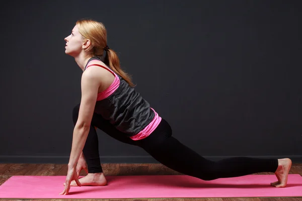 Yoga. Asalto hacia adelante. Mujer rubia joven haciendo ejercicio de yoga — Foto de Stock