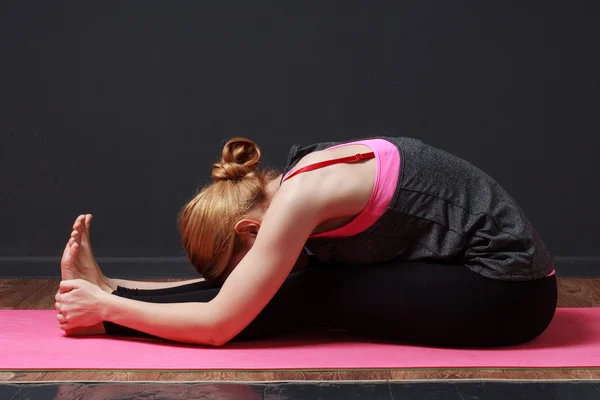 Junge blonde Frau macht Yoga-Übungen — Stockfoto