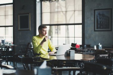 Modern insan bir dizüstü bilgisayar kafede çalışan