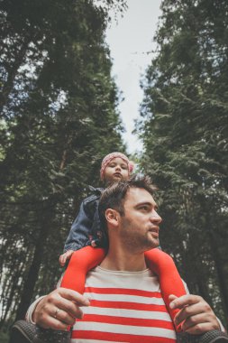 Mutlu baba ve küçük kız birlikte vakit 