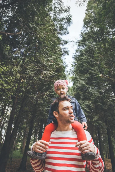 Vader en dochter wandelen in het park — Stockfoto