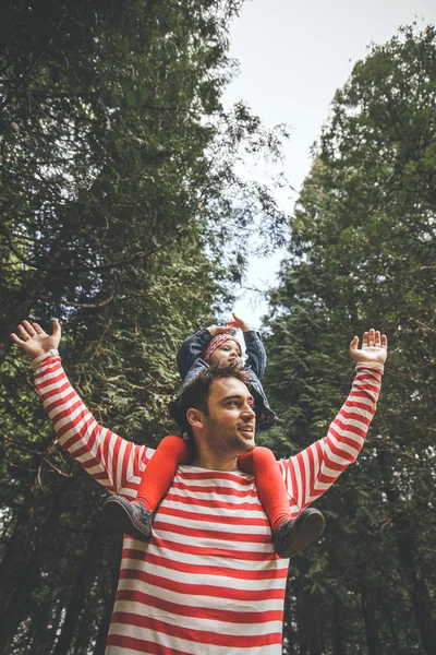 Pai e filha passam tempo juntos — Fotografia de Stock