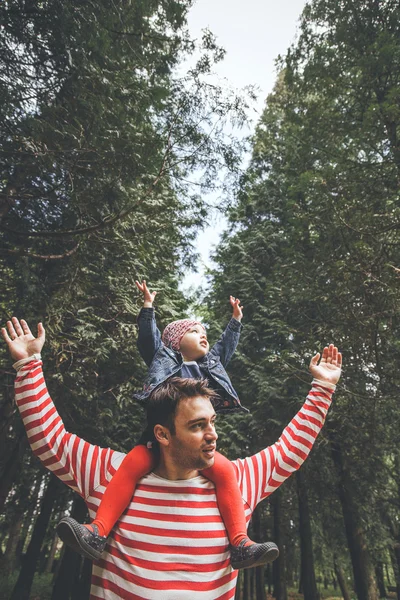 Pai e filha rindo ao ar livre Fotos De Bancos De Imagens Sem Royalties