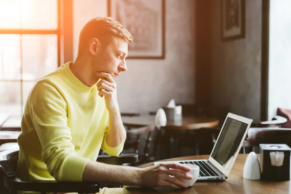 Homem lendo as últimas notícias Imagens De Bancos De Imagens