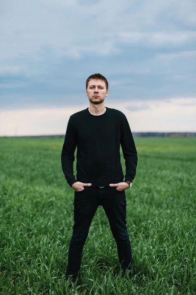 Confident man standing in field — Stock Photo, Image