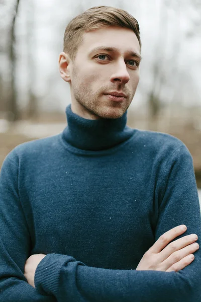 Retrato de un joven guapo —  Fotos de Stock