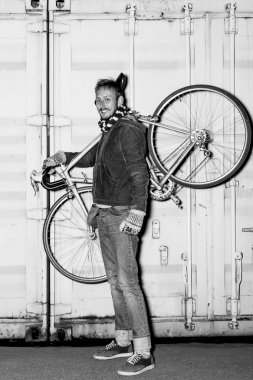 Gece neşeli bisikletçi portresi