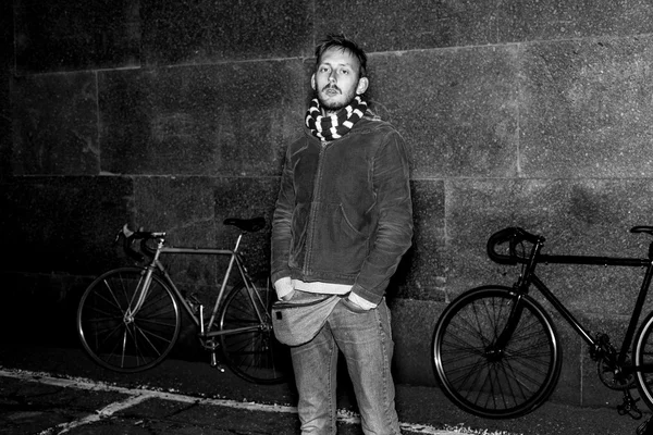 Ritratto in bianco e nero di un ciclista — Foto Stock