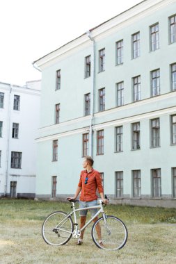 Şehirde bisikletli bir adam var.