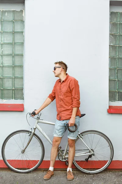 Fröhlicher Mann mit Sonnenbrille posiert neben dem Fahrrad — Stockfoto