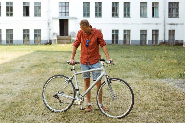 Человек и поврежденный велосипед — стоковое фото