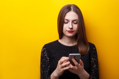 Güzel kadın kullanıcı cep telefonları