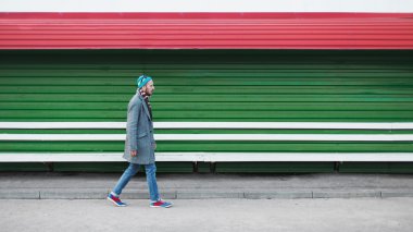 Adamın biri duvar boyunca girer