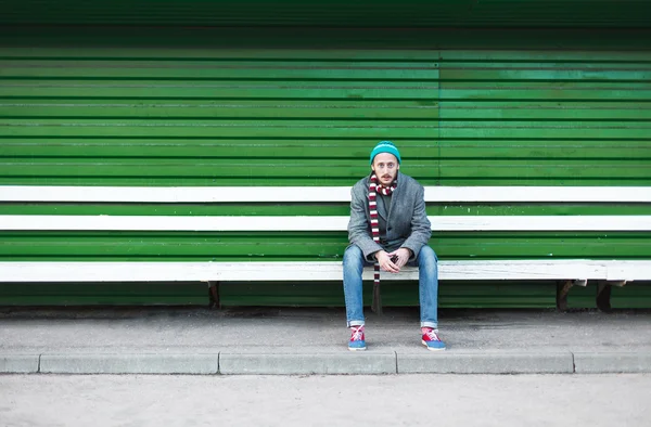 Uomo solitario seduto su una panchina — Foto Stock