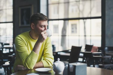 Barda yakışıklı adamla