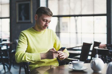 Adam telefonu kafede