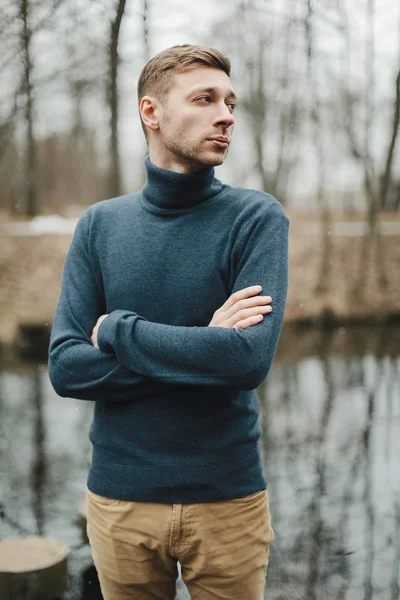 Retrato de un hombre junto al río —  Fotos de Stock