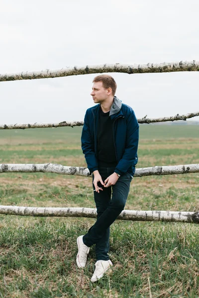 Joven en el campo —  Fotos de Stock