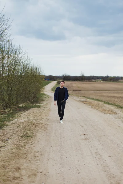 Man lopen langs de weg — Stockfoto