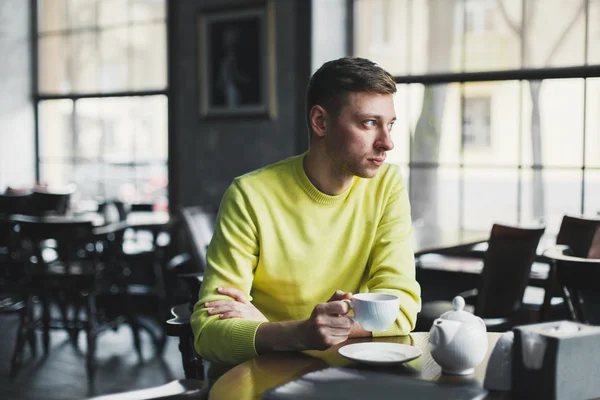 Hombre solitario relajándose en un café —  Fotos de Stock