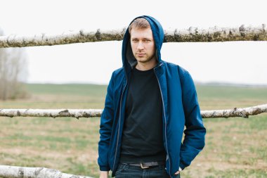 Portre üzgün ciddi adam