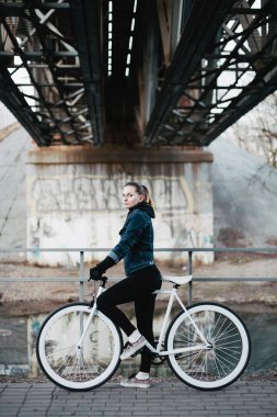 Bir bisiklet kentsel güzel kız