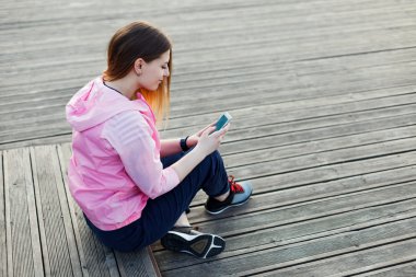 Kız onun smartphone ile yeniden