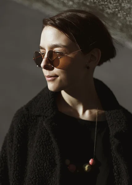 Hipster chica en gafas de sol al aire libre —  Fotos de Stock