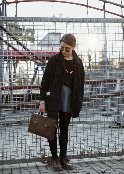 屋外に立っているスタイリッシュな流行に敏感な女の子 — ストック写真