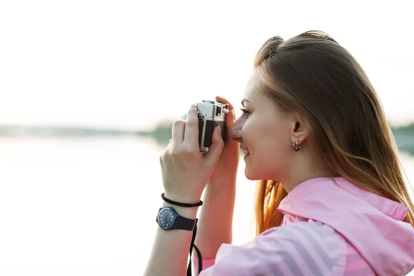 Unga hipster tjej tar bilder — Stockfoto