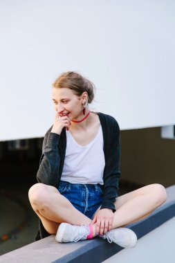 Kentsel ortamda istirahat kız