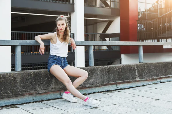 Modelo femenino posando en ciudad —  Fotos de Stock