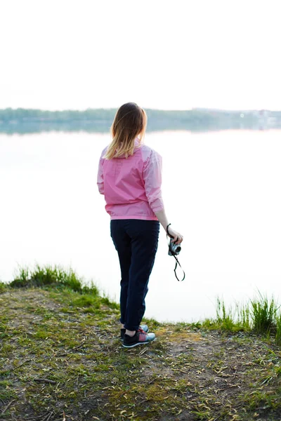 Vrouwelijke fotograaf met filmcamera — Stockfoto