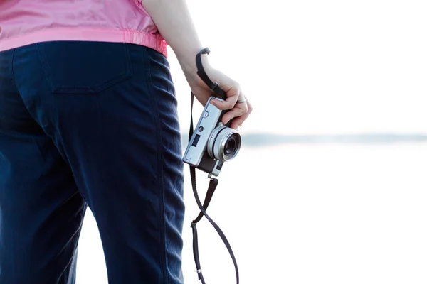 Fotografen står med filmkamera — Stockfoto