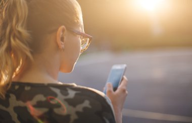 Kız smartphone kullanarak posta denetler