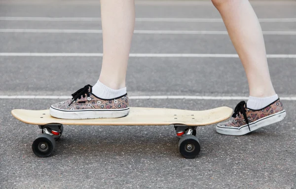 Έφηβος μαθαίνει να βόλτα longboard — Φωτογραφία Αρχείου