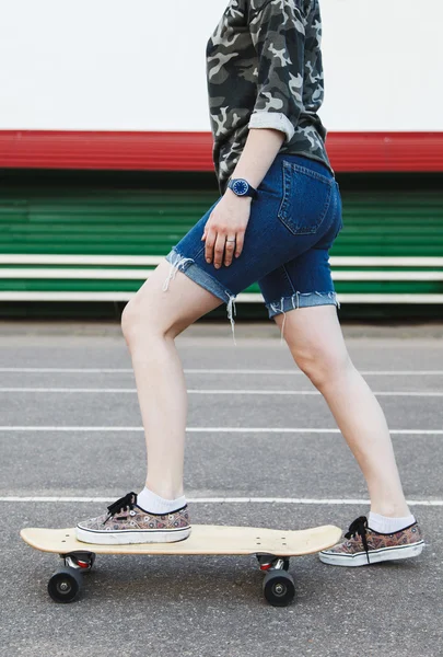 Sexy hipster ragazza cavalca longboard — Foto Stock