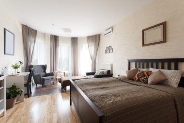 Büyük pencere İskandinav yatak odası