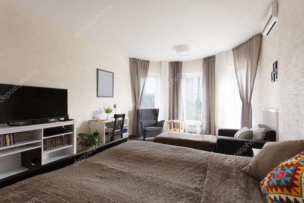 Grote slaapkamer met groot raam — Stockfoto © yuryRumovsky #119239506 Grote slaapkamer met groot raam — Stockfoto © yuryRumovsky #119239506