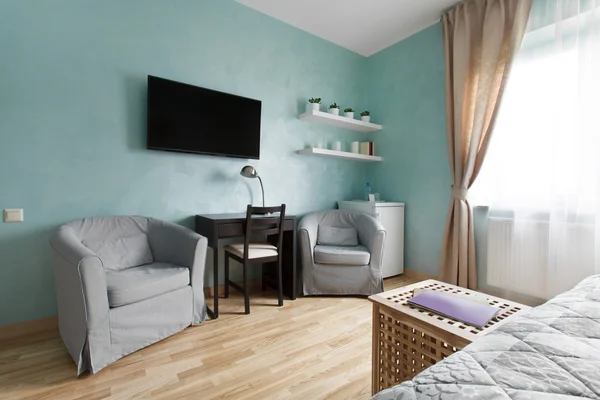 Televizyon ve koltuklar yatak odası