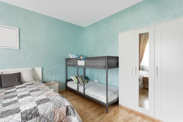 Скандинавская спальня в синем цвете — стоковое фото