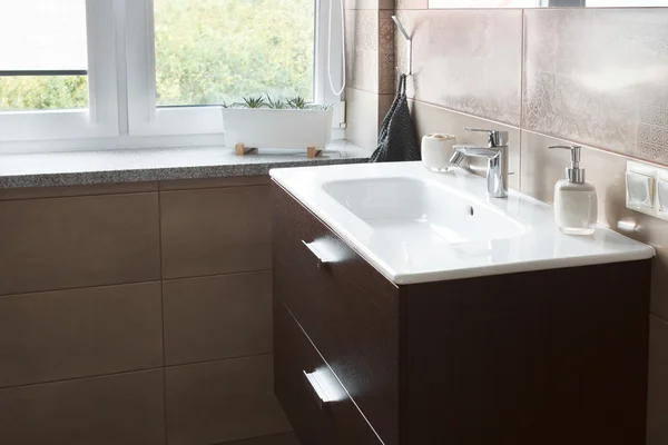 Lavandino in bagno vicino alla finestra — Foto Stock