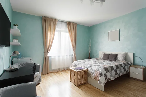 Просторная спальня голубого цвета — стоковое фото
