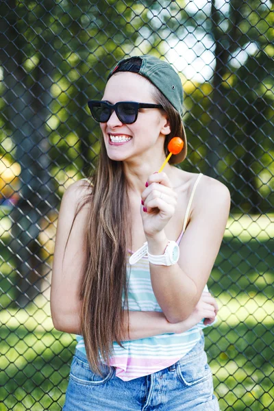 Chica en gafas de sol con piruleta —  Fotos de Stock